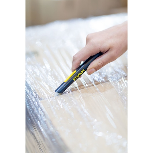 Stanley STHT0-10293 utility knife cutting box wrap, close-up photography.